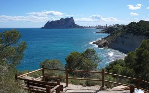 Vue sur le Peñon de Ifach depuis le sentier litoral vers Benissa